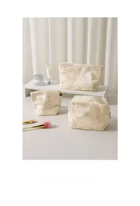 Vue détaillée de l'ensemble en tissu jacquard fleuri crème avec trois sacs de rangement