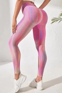 Dettaglio dei leggings yoga a vita alta con sfumatura multicolore e trama a costine