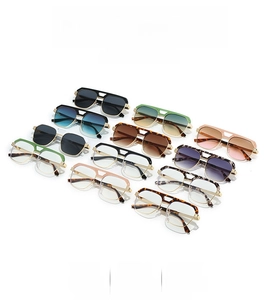 Vue à plat de lunettes aviateur vintage à double pont en plusieurs coloris