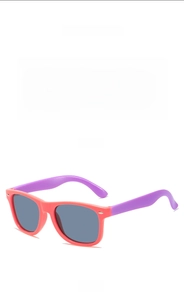Vues détaillée de face et de profil de lunettes de soleil enfant bicolores rouge et violet