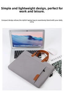 Detailweergave van een slanke 14 inch laptophoes met grijze stof en bruine lederen handgrepen