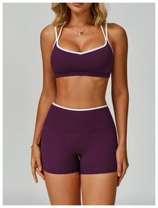 Dettaglio del reggiseno sportivo e pantaloncini con bordino bianco a contrasto in magenta