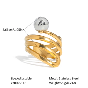Dettaglio dell'anello a spirale dorato regolabile con perla d'argento e misure