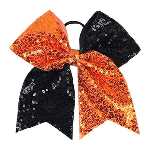 Détail du nœud papillon à paillettes orange et noir avec élastique haute résistance