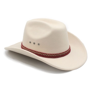 Détail du chapeau de cowboy en feutre beige crème avec ruban tressé rouge et or et œillets