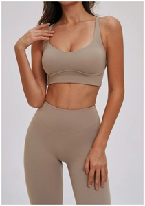 Detail van de yoga-bh met kruisrug en legging in mat mocha bruine stretchstof
