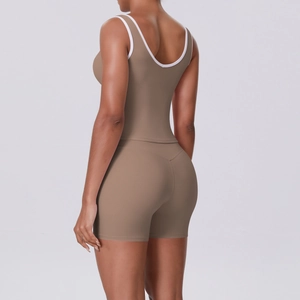 Détail de l'ensemble de yoga marron café à taille haute avec liserés blancs dans le dos