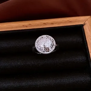 Bague ronde argentée minimaliste de style français avec design plissé pour femmes