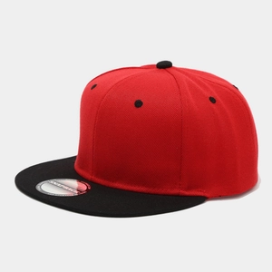 Dettaglio del cappellino snapback rosso e nero con visiera piatta e tessuto a coste