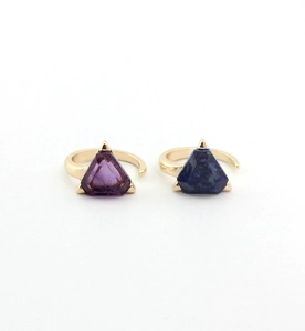Nahaufnahme von Amethyst und Lapislazuli im Dreiecksschliff in goldenen offenen Ringen