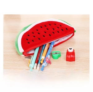 Wassermelonen Plüsch-Federmäppchen auf Holztisch mit viel Platz für Schreibwaren Utensilien