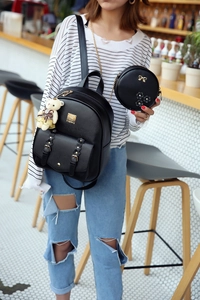 Schicker schwarzer PU-Rucksack mit Gold-Plakette, Schleife und Bären-Anhänger im Set