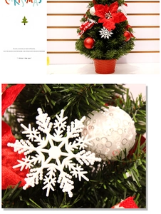 Dettaglio mini albero di Natale con fiori di seta rossi, fiocchi di neve e palline