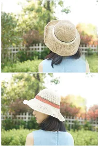 Détail de chapeaux de soleil en paille à large bord pour femmes avec rubans décoratifs
