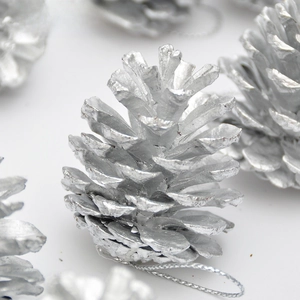 Vista macro di pigne d'argento con cordini per la decorazione dell'albero di Natale