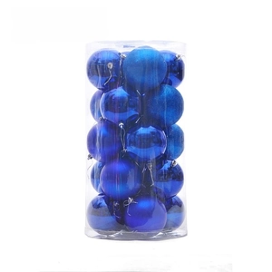 Vue détaillée de 24 boules de Noël bleues aux finitions brillantes, mates et pailletées