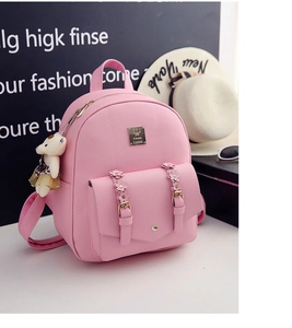 Detailaufnahme des rosa PU-Lederrucksacks mit 3D-Blumendekor und Bärenanhänger