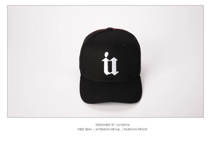 Vue détaillée de la casquette de baseball bicolore noir et bordeaux avec broderie U blanche