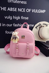 Rosa PU-Leder Rucksack mit floralen Metallakzenten und niedlichem Bären-Plüschanhänger