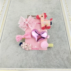 Detailed set of 6 pink children hair clips featuring bows and a giraffe on a display card