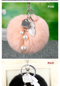 Détail d'un porte-clés en peluche avec pompon en fausse fourrure, perles et médailles