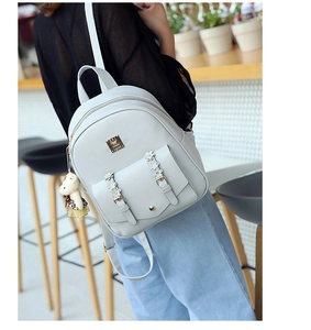 Detailansicht grauer PU-Rucksack mit floralen Akzenten und kleinem Bärenanhänger