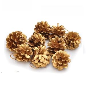 Set di nove pigne naturali dorate da 4,5 cm con cordini per decorazioni dell'albero di Natale