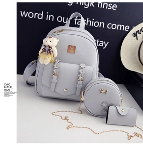 Dreiteiliges Set mit hellblauem PU-Lederrucksack, Blumendetail und Bären-Schlüsselanhänger