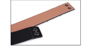 Makrodetail aus elastischem schwarzem Stoff und Khaki-Leder mit doppelten Metalldruckknöpfen