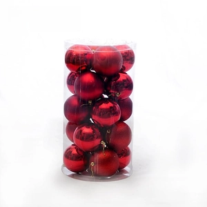 Détail de 24 boules de Noël rouges aux finitions brillante, mate et pailletée en tube clair