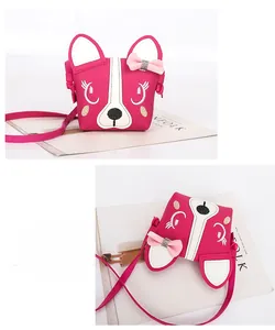 Détail du sac bandoulière chiot rose avec nœud pailleté et sangle rose enfant