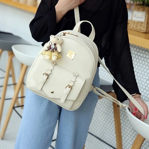 Weißer Damen-Rucksack aus PU-Leder mit Blumen-Schnalle und einem Plüschbär-Anhänger