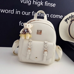 Detailansicht weißer PU-Lederrucksack mit Blumendekor und süßem Bären-Anhänger-Charm