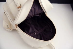 Innenansicht des cremeweißen PU-Lederrucksacks mit braunem Futter und Taschendetails