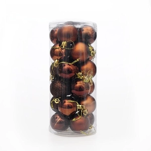 Détail de boules de Noël marron de 4cm emballées dans un tube en plastique transparent
