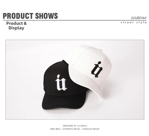 Détail de casquettes de baseball noir et blanc avec broderie de lettre U gothique