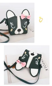 Détail d'un sac bandoulière chiot vert avec nœuds roses et broderies mignonnes