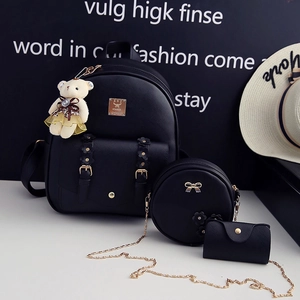 Detail-Set aus schwarzem PU-Lederrucksack mit floralen Akzenten und Bären-Anhänger