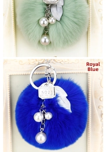 Vue détaillée des porte-clés en fausse fourrure moelleuse en bleu roi et vert menthe