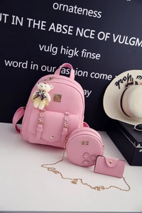 Detailansicht des rosa PU-Leder 3-Teiler Taschen-Sets mit Rucksack und Bären-Anhänger
