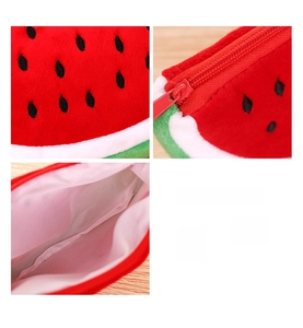Detail der Plüsch-Wassermelonentasche mit Reißverschluss und weicher Stoffstruktur