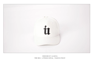 Détail de la broderie gothique noire de la lettre U sur la casquette de baseball blanche