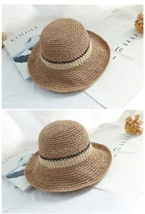 Détail d'un chapeau de soleil en paille tissé à la main avec ruban et texture dense