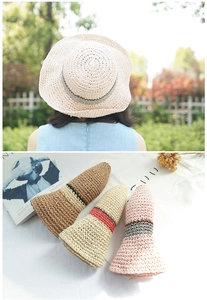 Texture détaillée de chapeaux de paille tressés avec bandes décoratives contrastées