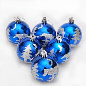 Detail of 6cm blue Christmas balls with silver pine and deer patterns on white fur