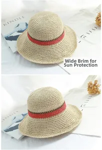 Détail d'un chapeau de paille à large bord avec ruban tissé rouge et brun sur fond neutre