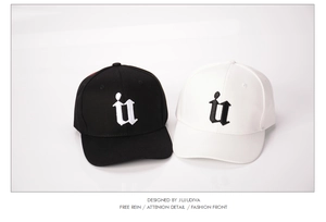 Détail de casquettes de baseball en coton noir et blanc avec broderie lettre U