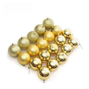 Détail de boules de Noël dorées de 4 cm aux textures brillante, mate et pailletée à plat