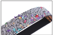 Nahaufnahme des silbernen Strass-Uhrenarmbands mit bunten Edelstein-Verzierungen