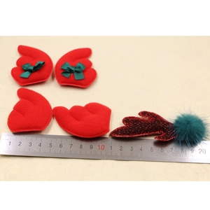 DIY Christmas hair clip material with red felt wings and green bows, 9cm scale view